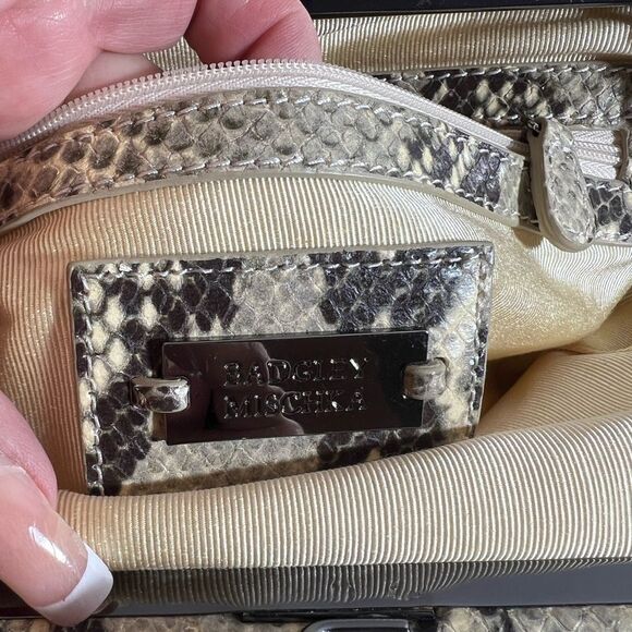 🤎 Badgley Mischka Python Snakeskin kiss Lock crossbody clutch bag - Picture 13 of 13